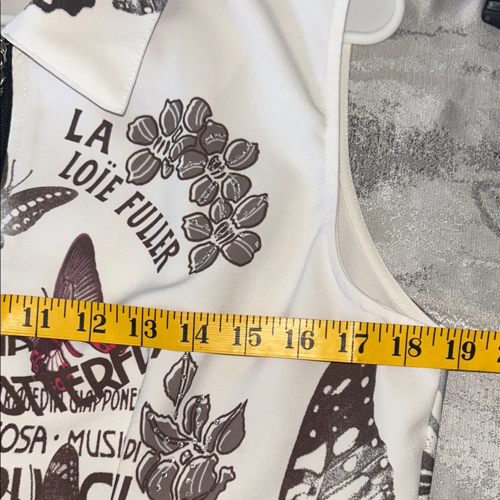 Elegant Butterfly Print Sleeveless Blouse - Picture 6 of 10